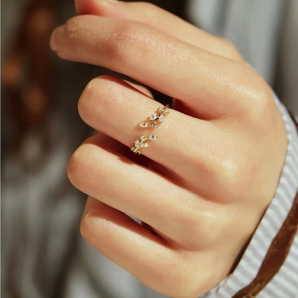 Gold Rhinestone Leaf Ring - Picture 2 of 3